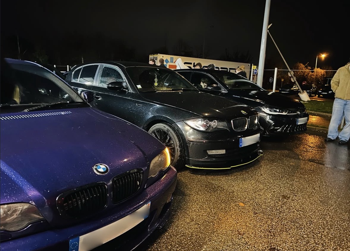 BMW réunies lors d’un rassemblement nocturne