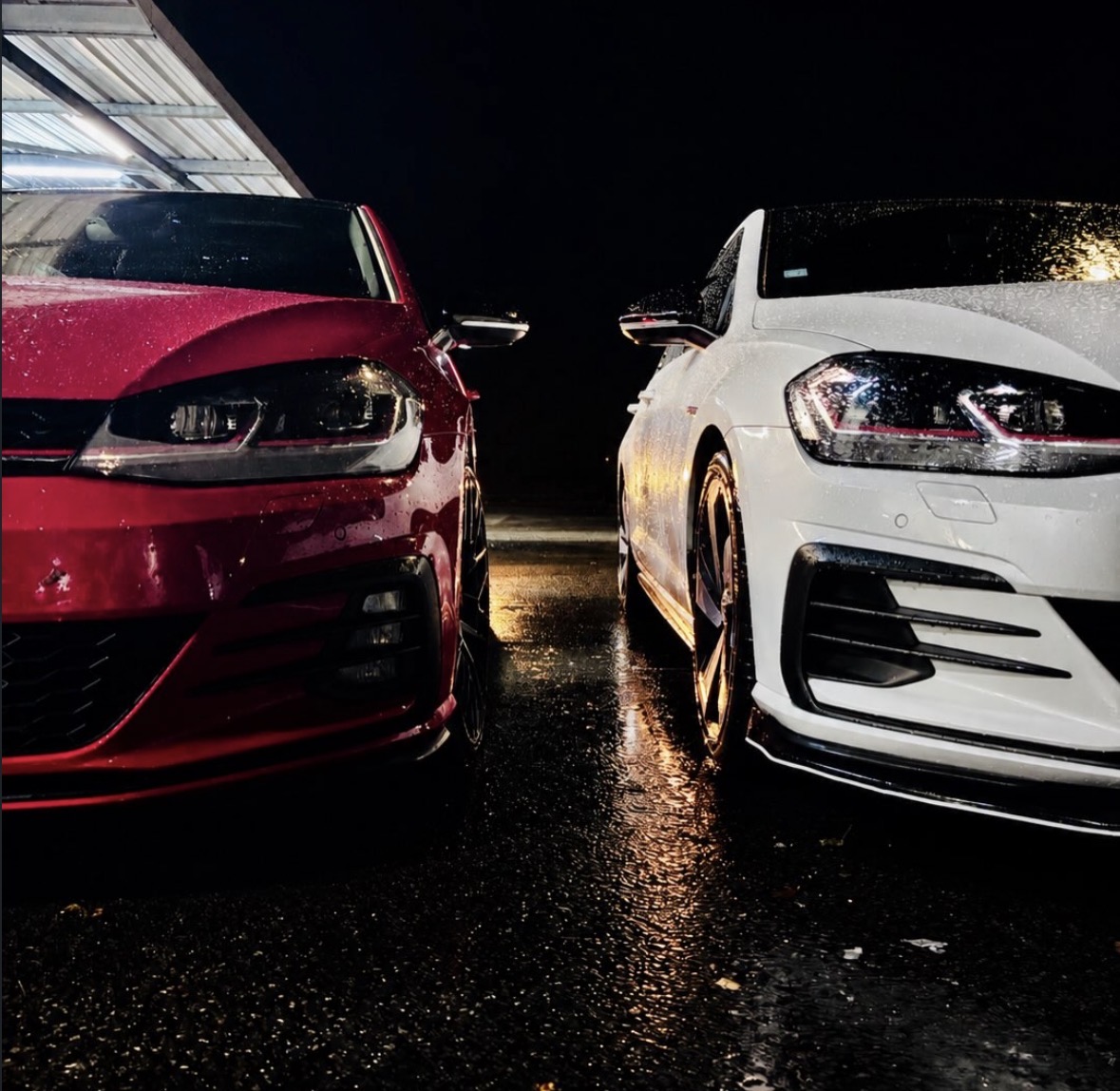 Deux Volkswagen Golf au rassemblement