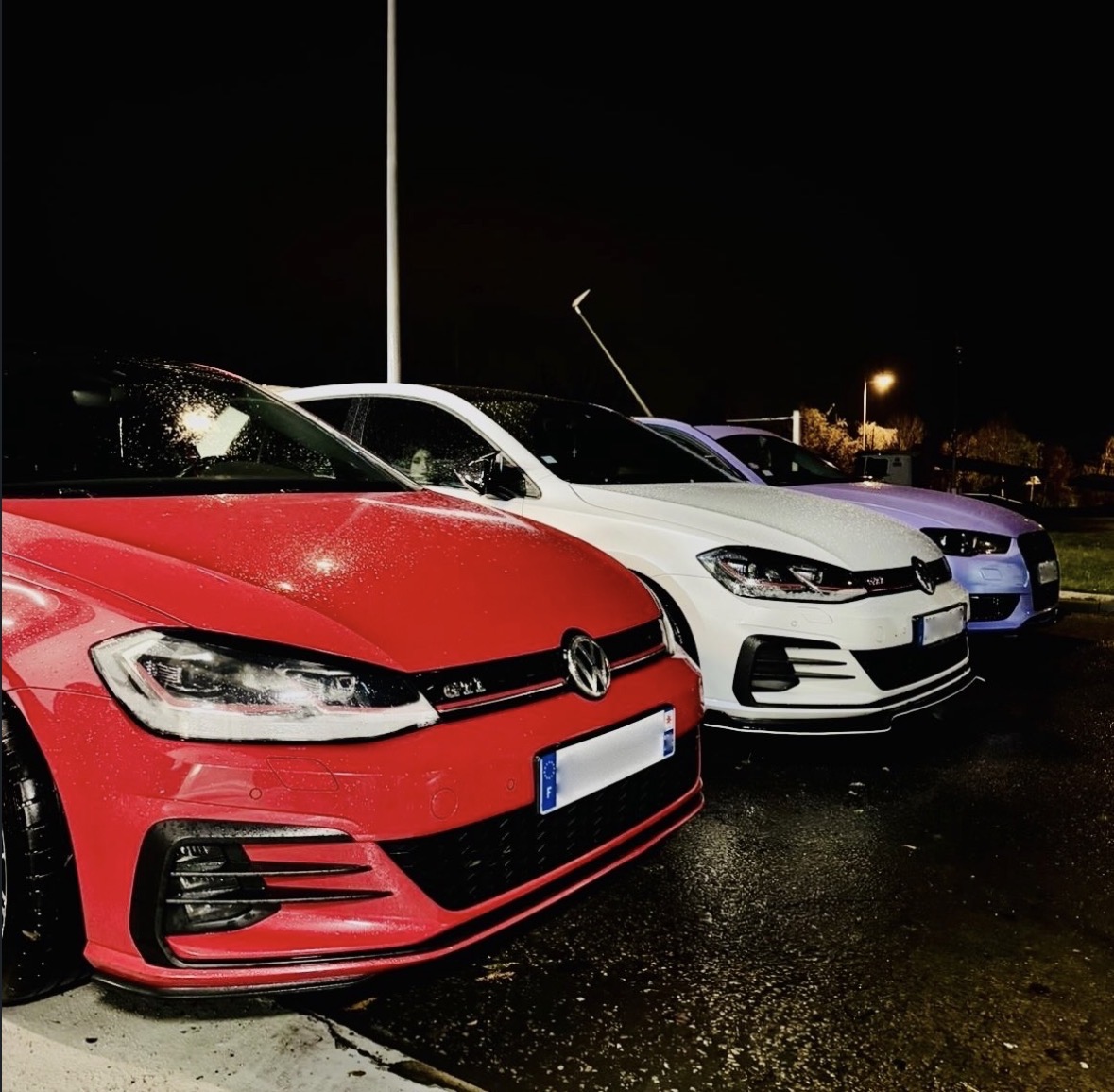 Volkswagen Golf rouge et autres voitures du club