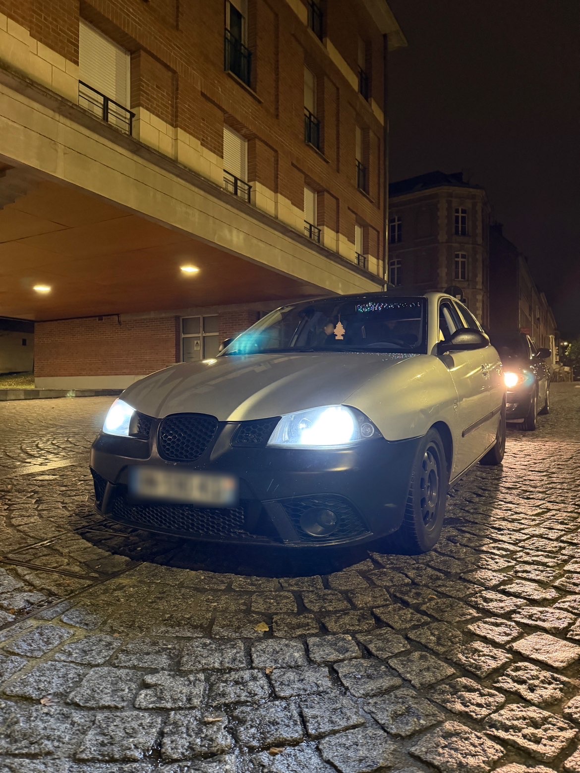 SEAT grise de Gabriel photographiée de nuit